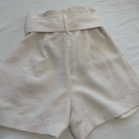 Aritzia Wilfred Paper bag shorts - light cream - Picture 7 of 7